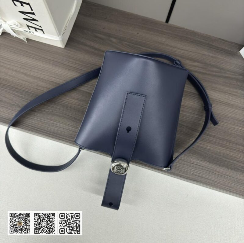 Loewe mini水桶包 - Image 5