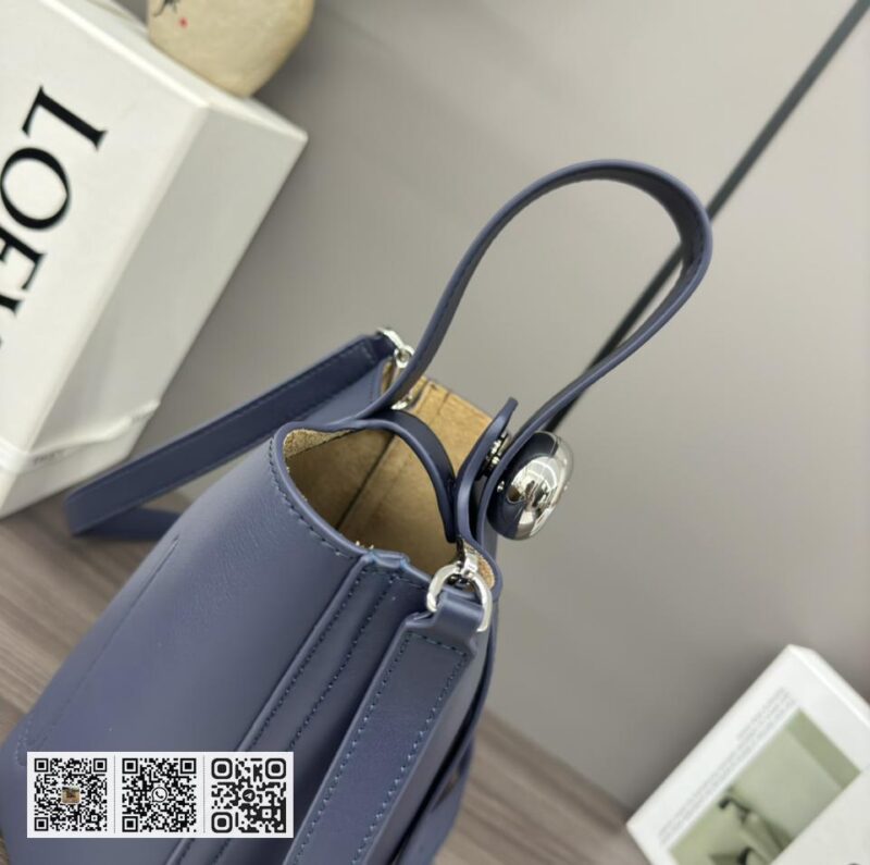 Loewe mini水桶包 - Image 8