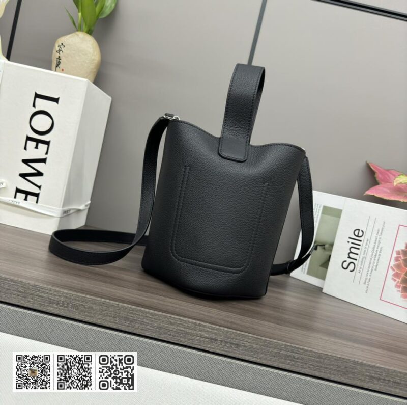 Loewe mini水桶包 - Image 4