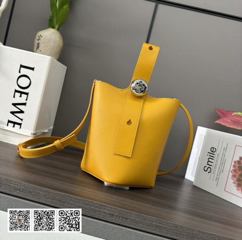 Loewe mini水桶包 - Image 2