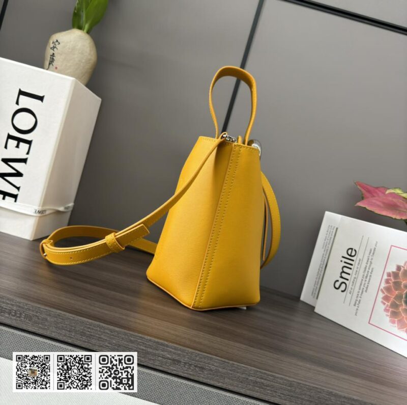 Loewe mini水桶包 - Image 3