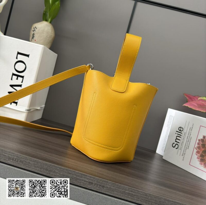 Loewe mini水桶包 - Image 4