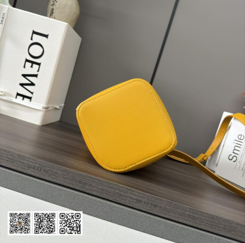 Loewe mini水桶包 - Image 5