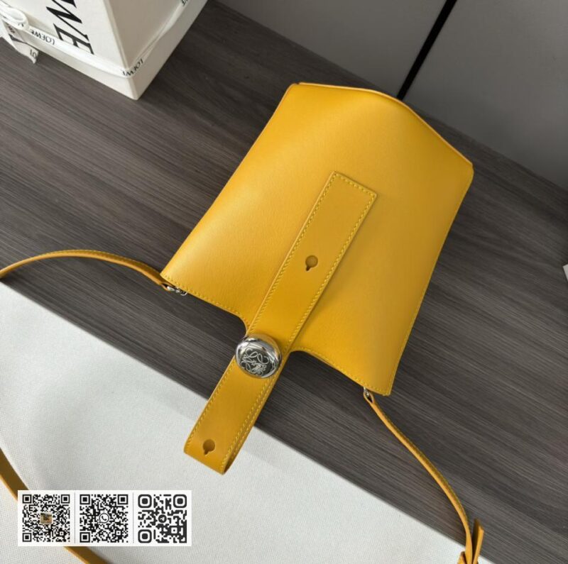 Loewe mini水桶包 - Image 6