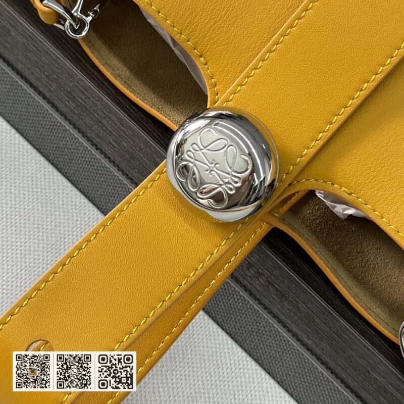 Loewe mini水桶包 - Image 7