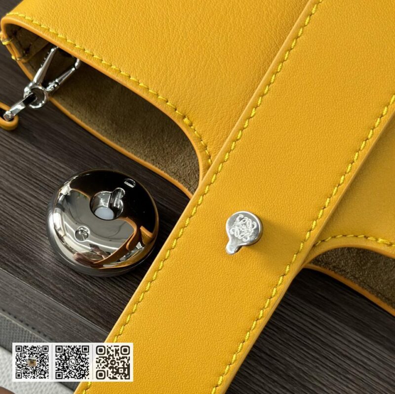 Loewe mini水桶包 - Image 8