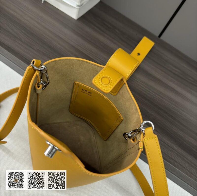 Loewe mini水桶包 - Image 9