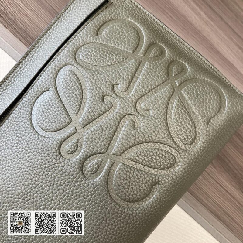 Loewe粒面T pouch - Image 5
