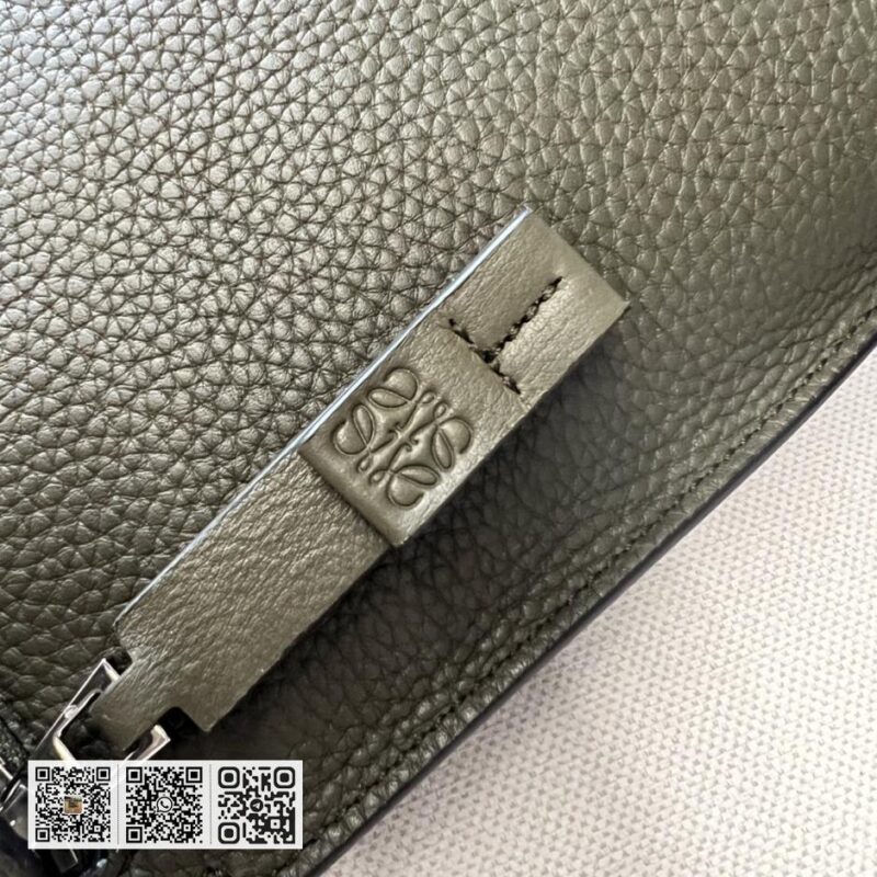 Loewe粒面T pouch - Image 6