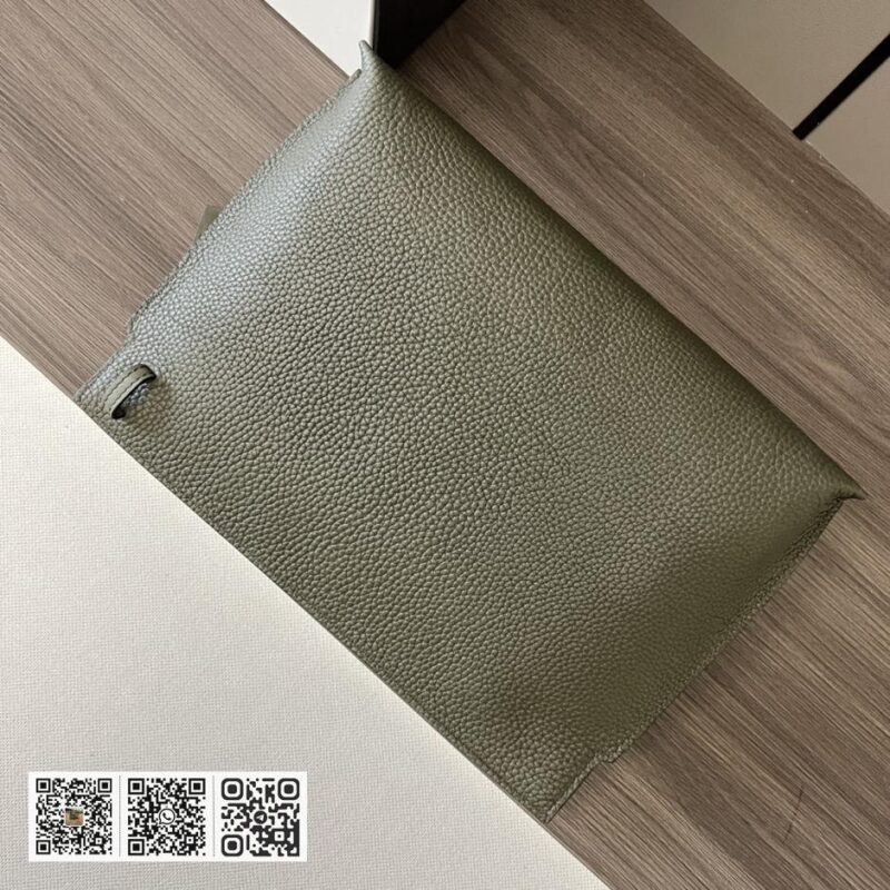 Loewe粒面T pouch - Image 7