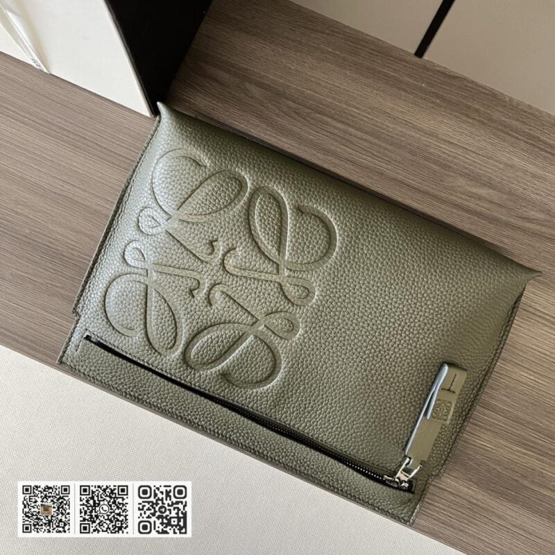 Loewe粒面T pouch - Image 8