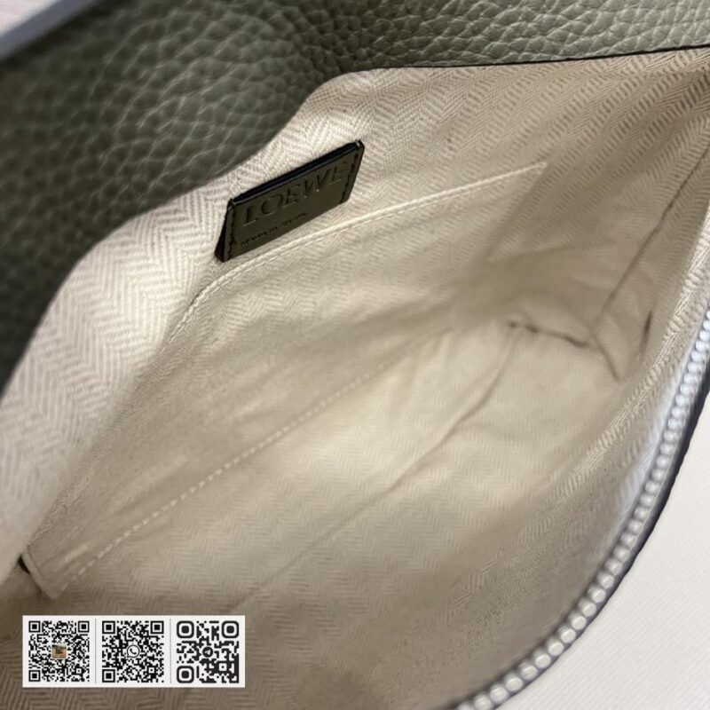 Loewe粒面T pouch - Image 9