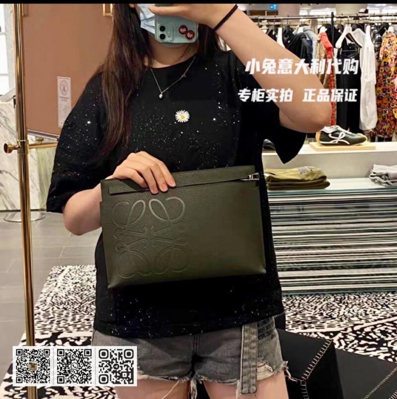 Loewe粒面T pouch - Image 11