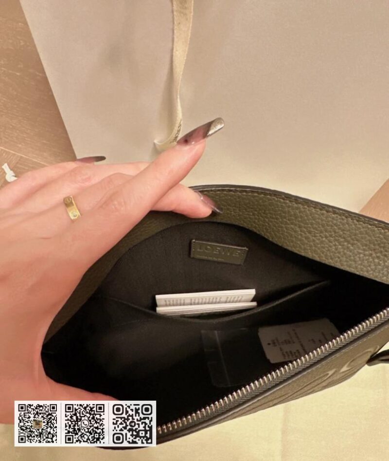 Loewe粒面T pouch - Image 13