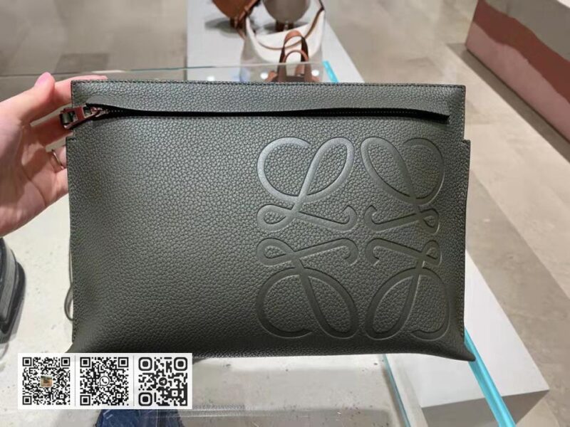 Loewe粒面T pouch - Image 14