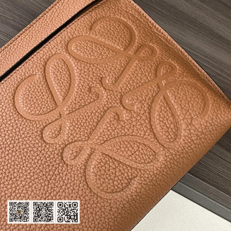 Loewe粒面T pouch - Image 5