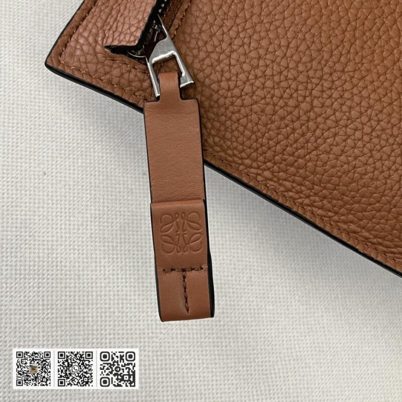 Loewe粒面T pouch - Image 6