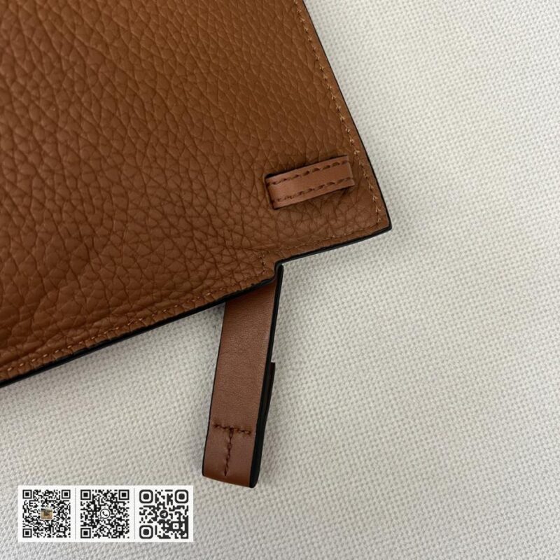 Loewe粒面T pouch - Image 7