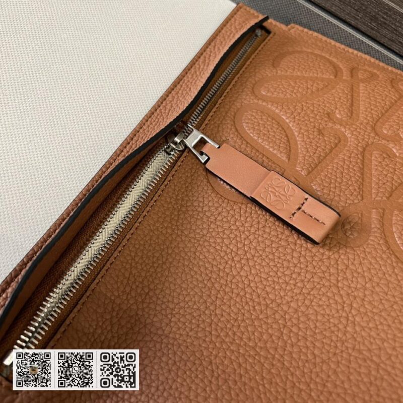 Loewe粒面T pouch - Image 8