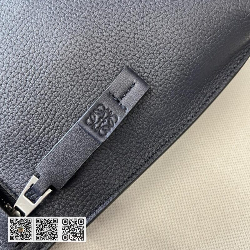 Loewe粒面T pouch - Image 8