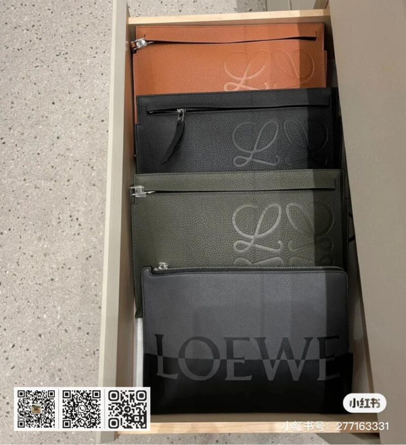Loewe粒面T pouch - Image 11