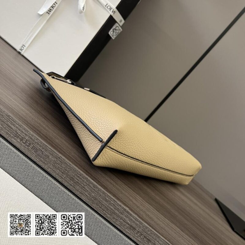Loewe粒面T pouch - Image 4
