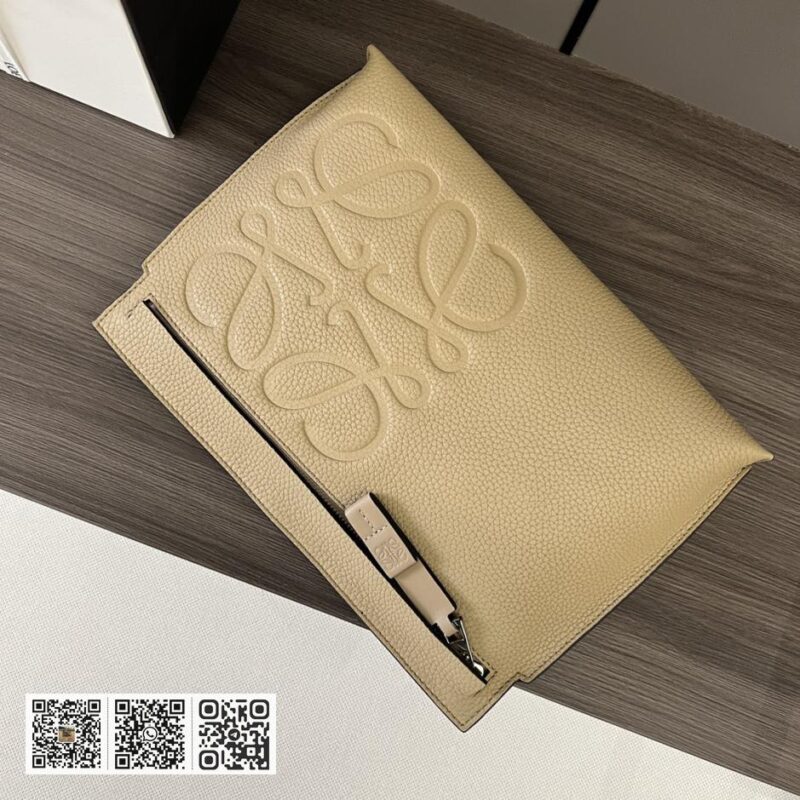 Loewe粒面T pouch - Image 5