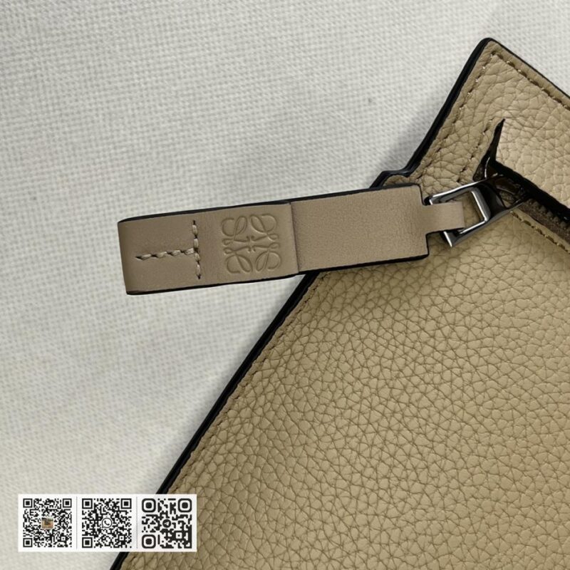 Loewe粒面T pouch - Image 7