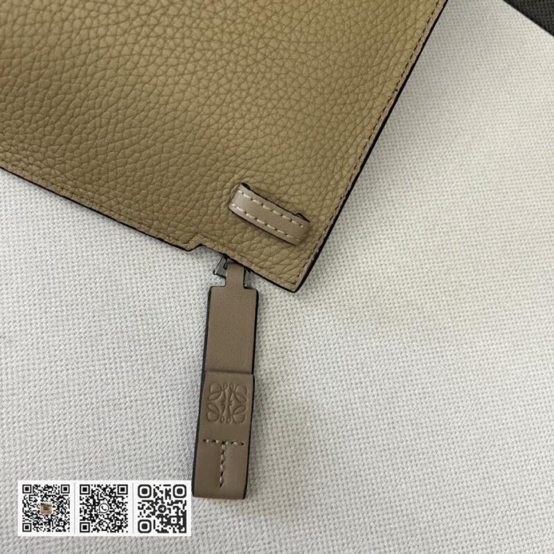 Loewe粒面T pouch - Image 8