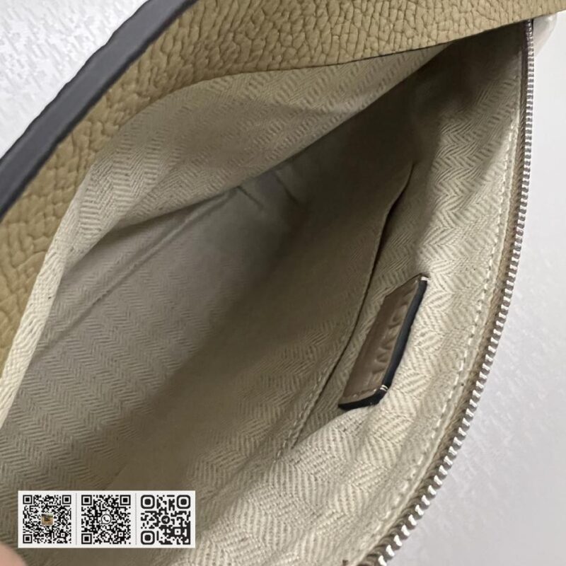 Loewe粒面T pouch - Image 9