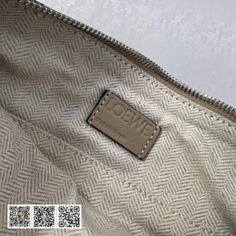 Loewe粒面T pouch - Image 10