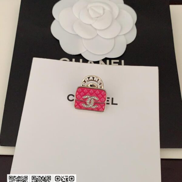 Chanel 粉红包包胸针
