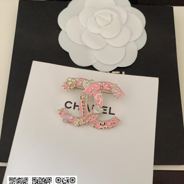 Chanel 粉红cc多元素胸针