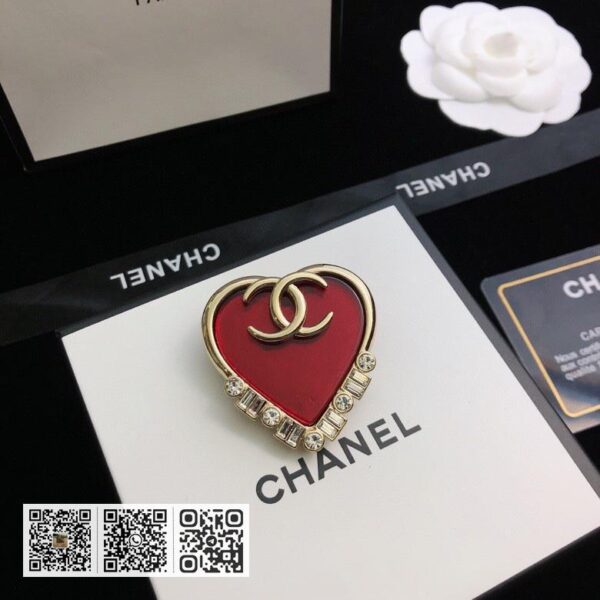 Chanel 爱心胸针