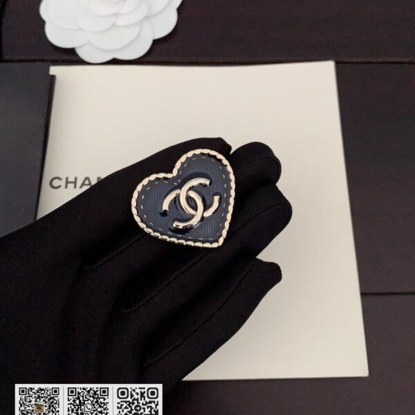 Chanel 牛仔蓝爱心cc胸针