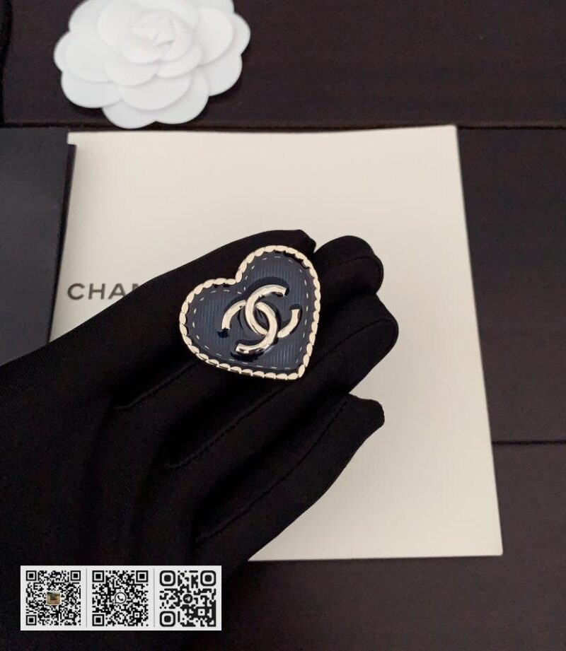 Chanel 牛仔蓝爱心cc胸针