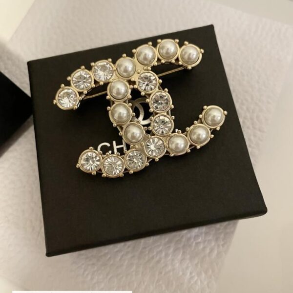 Chanel 胸针热卖 半钻珍珠CC胸针