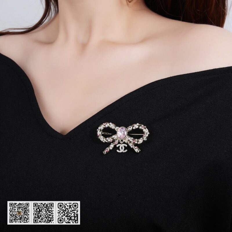 Chanel 秋冬 钻石 粉红双C胸针 - Image 2