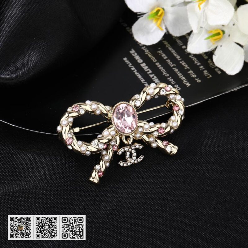 Chanel 秋冬 钻石 粉红双C胸针 - Image 3
