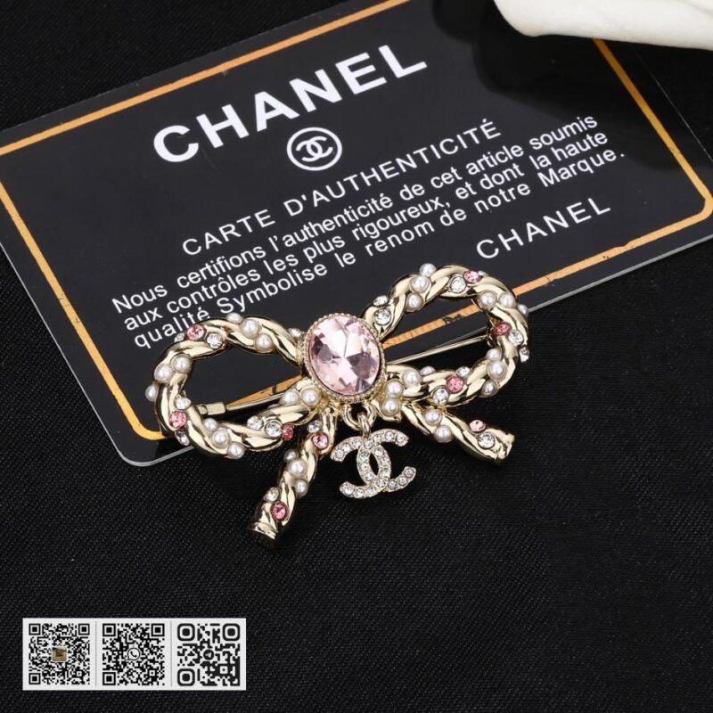 Chanel 秋冬 钻石 粉红双C胸针 - Image 6