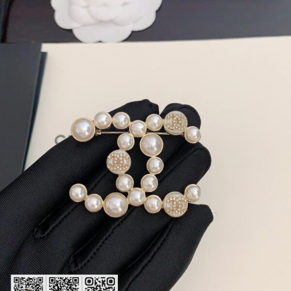Chanel 不规则珍珠cc胸针，