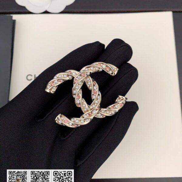 Chanel 粉红珠钻cc胸针