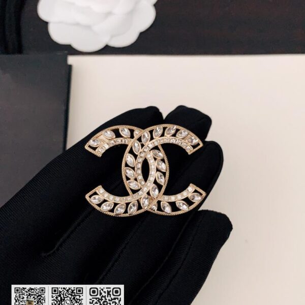 Chanel 镂空cc胸针
