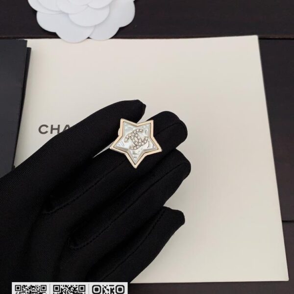 Chanel 白五角星胸针