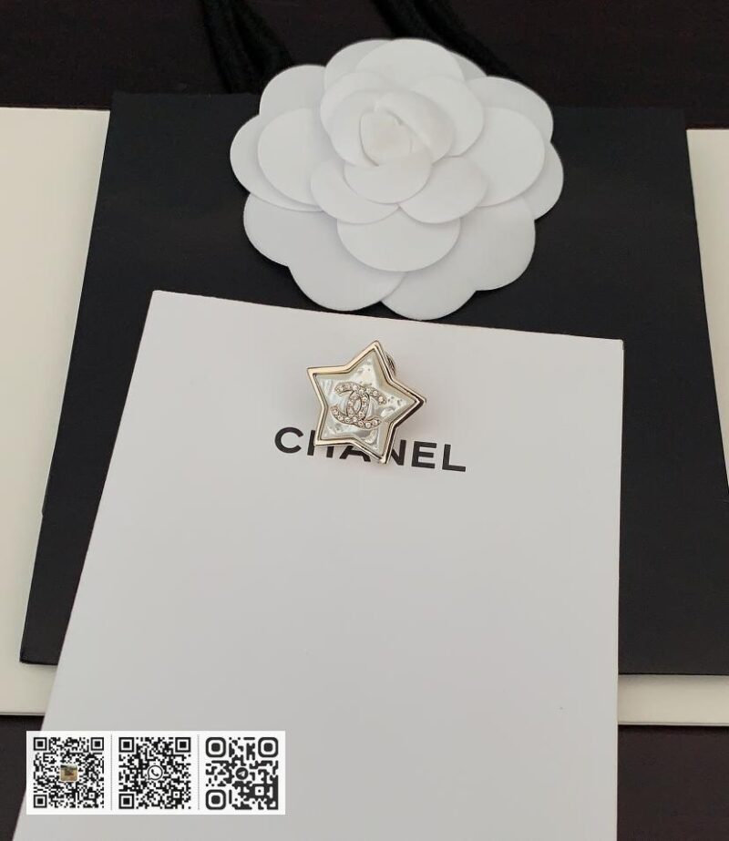 Chanel 白五角星胸针 - Image 2