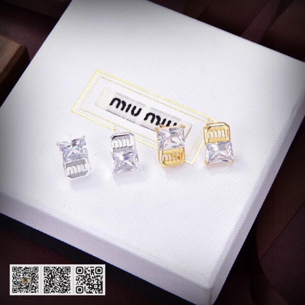 Miu Miu字母耳环