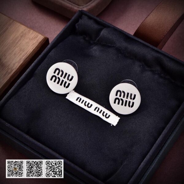 Miu Miu字母耳环