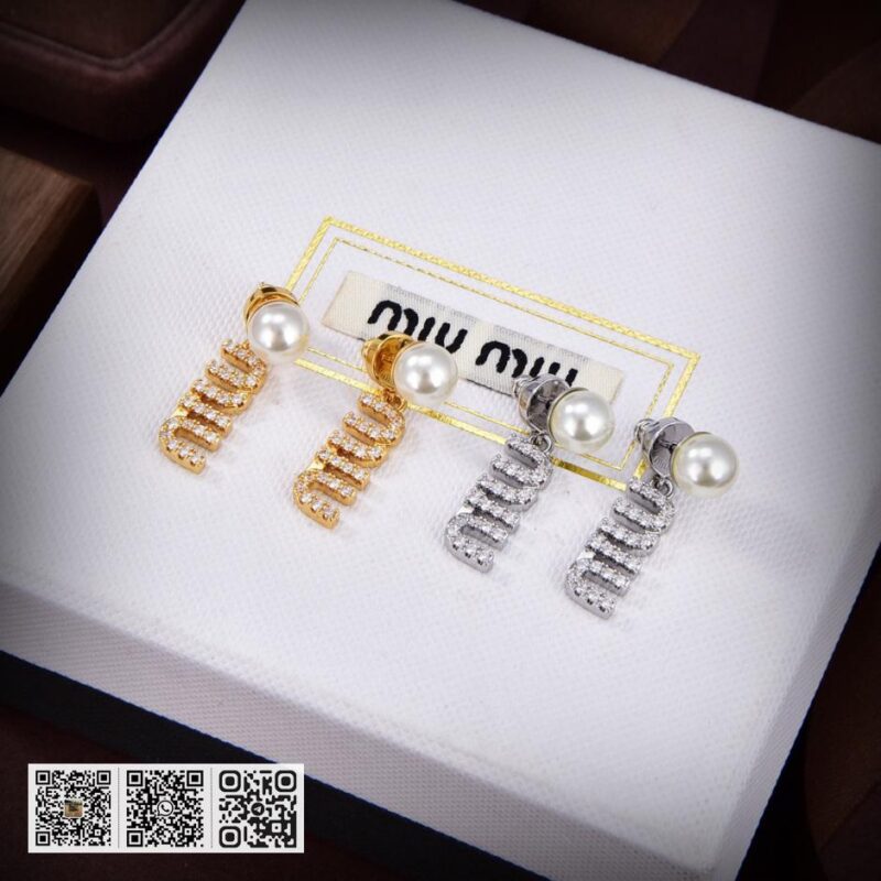Miu Miu字树脂母耳环