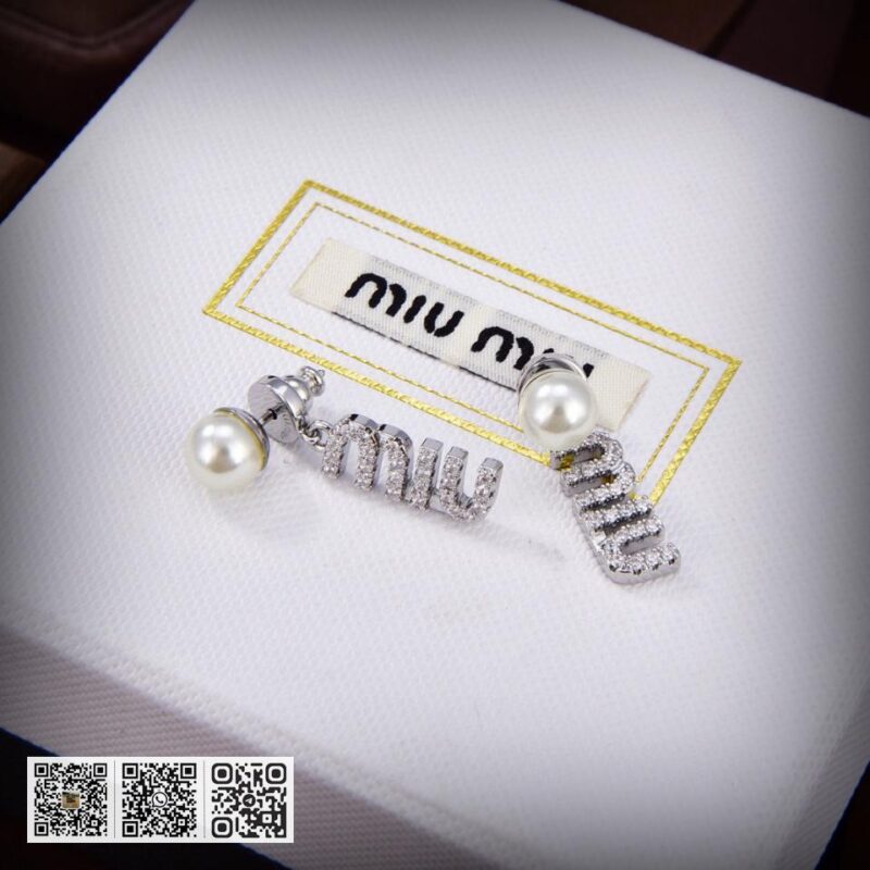 Miu Miu字树脂母耳环 - Image 3