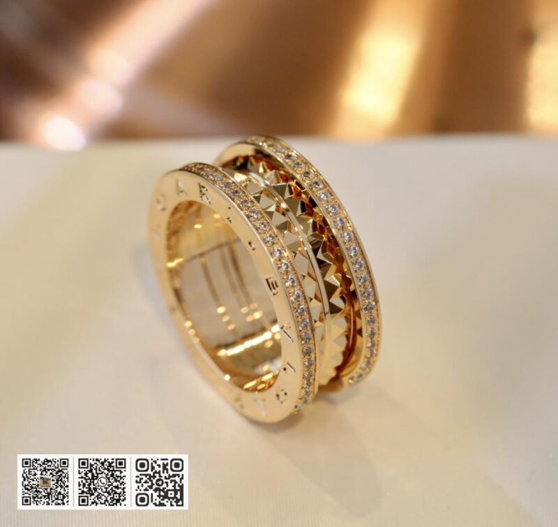Bvlgari 罗马铆钉带钻戒指